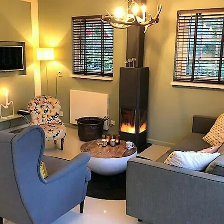 De Brittenburg 4-persoons, Finse Sauna, Hottub, Sunshower, Grote Zonnige Omheinde Tuin, Wifi En Huisdier Vriendelijk Lievelde