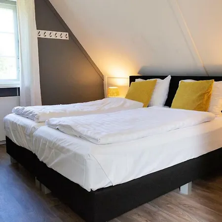 Holiday home De Brittenburg 4-persoons, Finse Sauna, Hottub, Sunshower, Grote Zonnige Omheinde Tuin, Wifi En Huisdier Vriendelijk *
