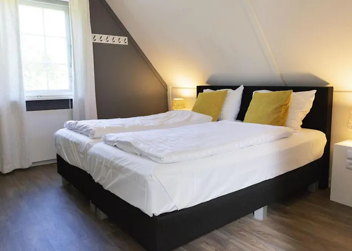 De Brittenburg 4-persoons, Finse Sauna, Hottub, Sunshower, Grote Zonnige Omheinde Tuin, Wifi En Huisdier Vriendelijk Holiday home Lievelde