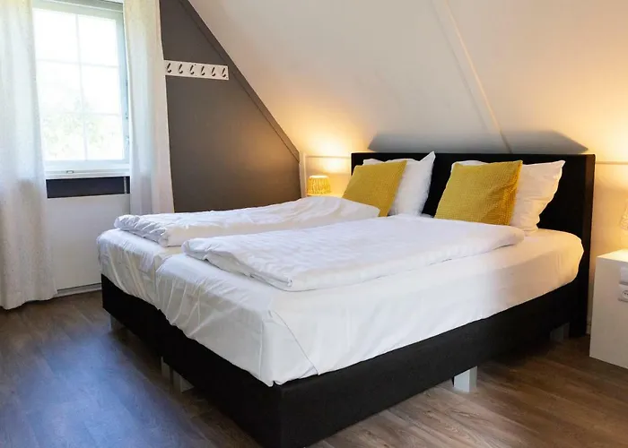 Holiday home De Brittenburg 4-persoons, Finse Sauna, Hottub, Sunshower, Grote Zonnige Omheinde Tuin, Wifi En Huisdier Vriendelijk *