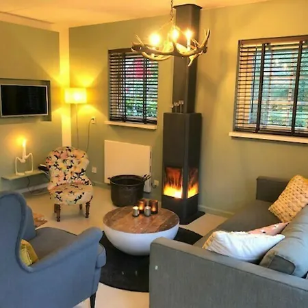 De Brittenburg 4-persoons, Finse Sauna, Hottub, Sunshower, Grote Zonnige Omheinde Tuin, Wifi En Huisdier Vriendelijk 리벨드