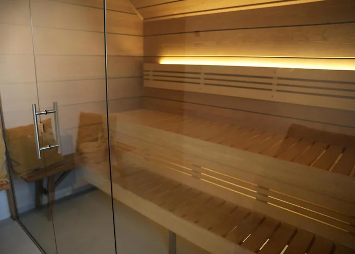 De Brittenburg 4-persoons, Finse Sauna, Hottub, Sunshower, Grote Zonnige Omheinde Tuin, Wifi En Huisdier Vriendelijk * 리벨드