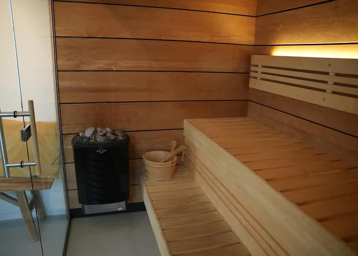 De Brittenburg 4-persoons, Finse Sauna, Hottub, Sunshower, Grote Zonnige Omheinde Tuin, Wifi En Huisdier Vriendelijk 리벨드