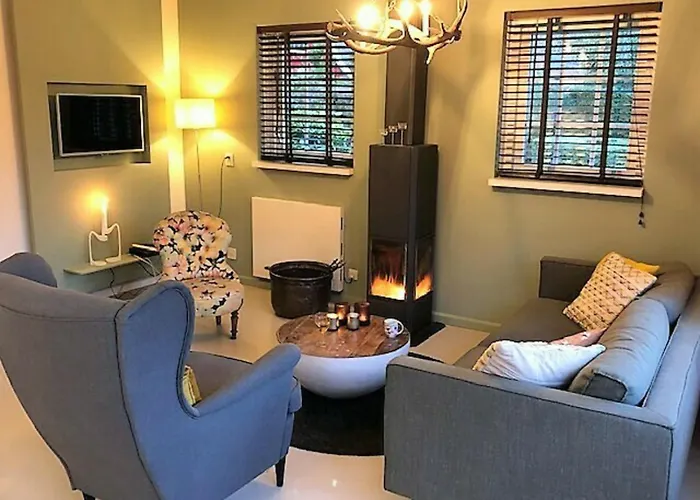 De Brittenburg 4-persoons, Finse Sauna, Hottub, Sunshower, Grote Zonnige Omheinde Tuin, Wifi En Huisdier Vriendelijk 리벨드